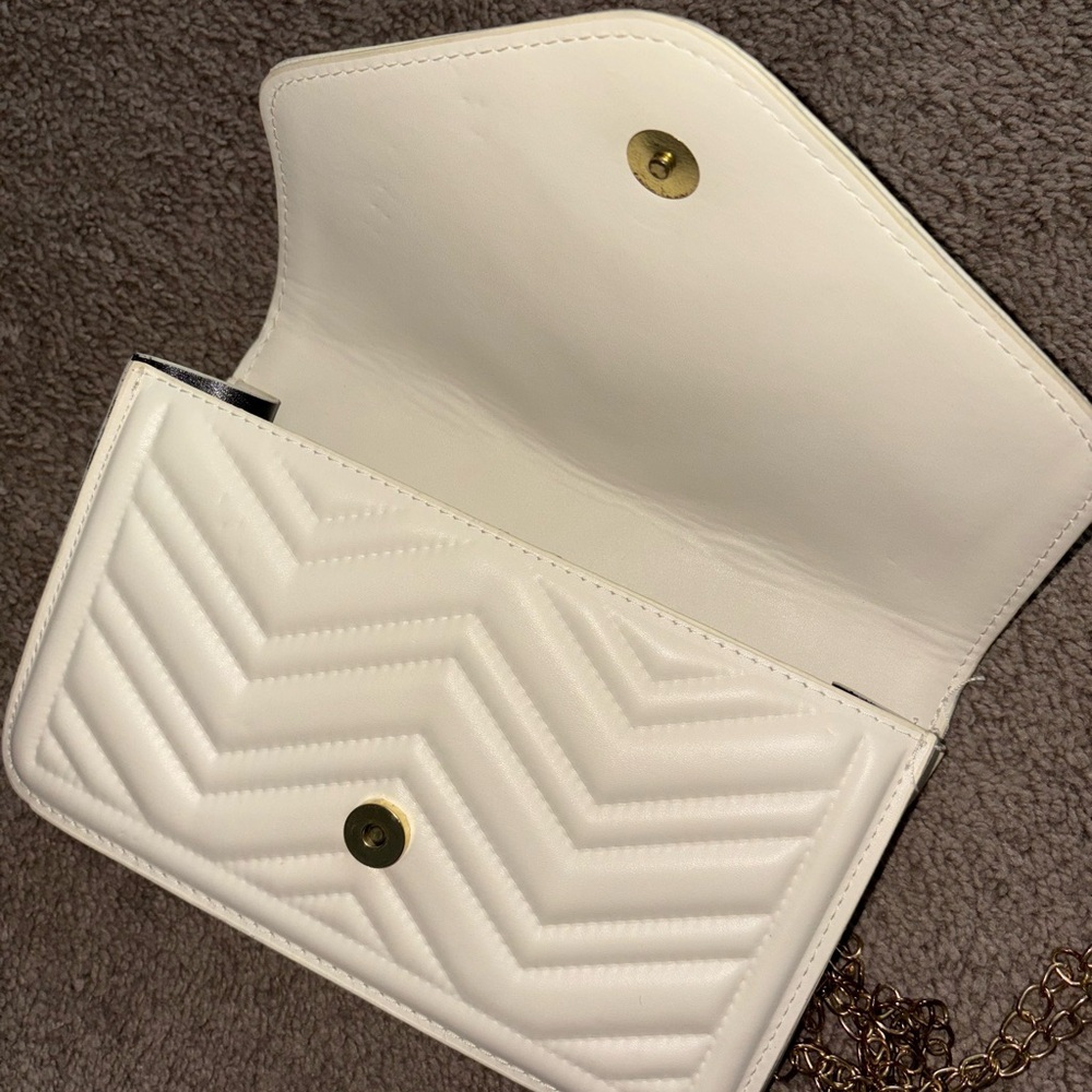 Crème Clutch with Gold chain - Picture 3 of 7